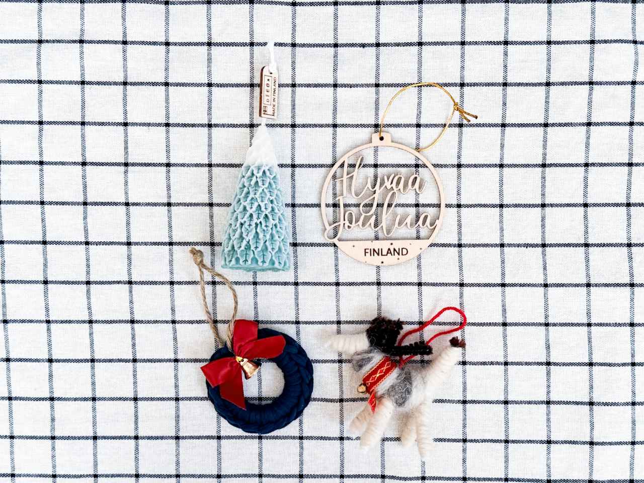 画像: 左上：ツリー型キャンドル、右上：木製オーナメント、左下：リース型オーナメント、右下：トナカイ型オーナメント各3〜5ユーロ（日本円で約540〜900円）