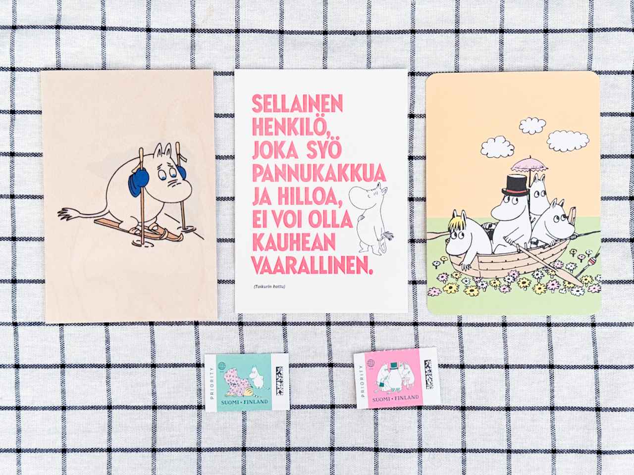 画像: © Moomin Characters ™ 上：ポストカード各1.80〜6.90ユーロ（日本円で約320〜1,240円）、下：インターナショナルスタンプ（切手）各3.05ユーロ（日本円で約550円）／Moomin Shopで購入