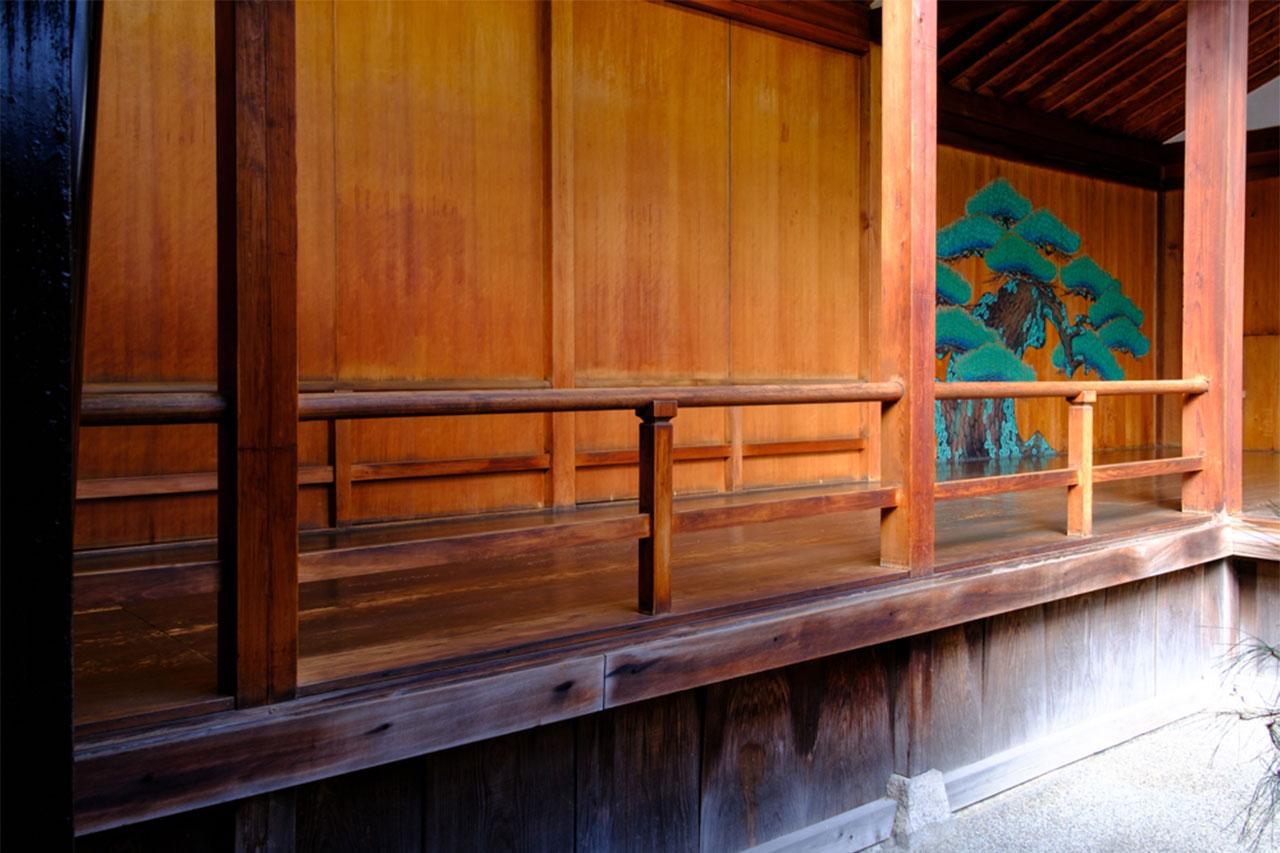 画像: 舞台へ続く橋掛。岸和田城から移築された。岸和田藩最後の藩主岡部長職は能を好み、度々ここで能楽を楽しんだ