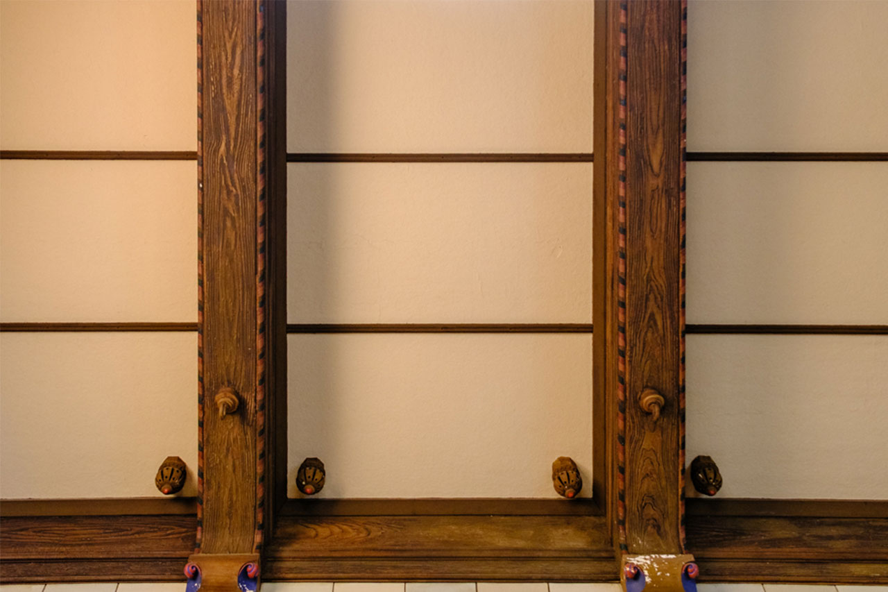 画像: 梁は一見木材のように見えるがコンクリートモルタル仕上げで、鏝により描かれた年輪により温かみを与えた意匠