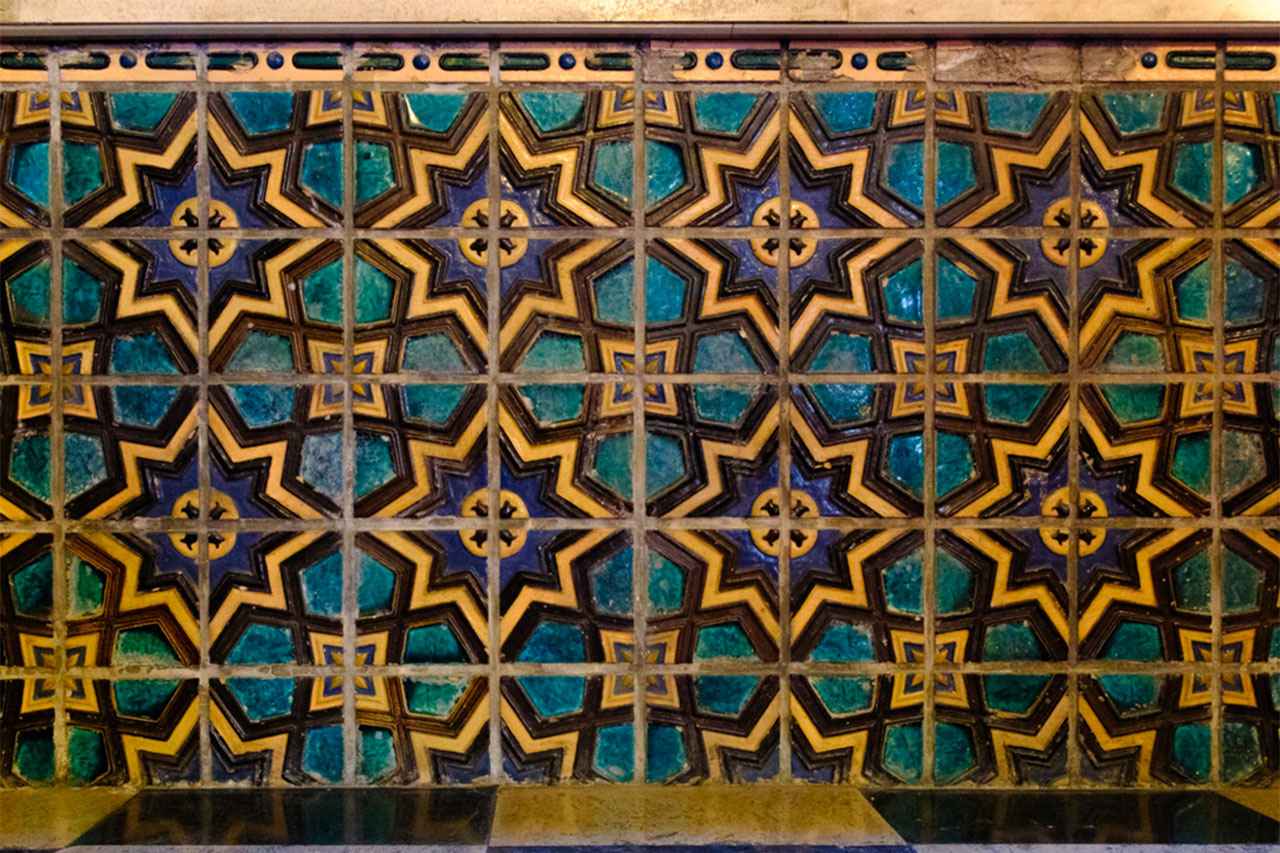 画像: アラベスク風タイルは凹凸のある浮き彫りで、陰影が美しく浮かび上がる