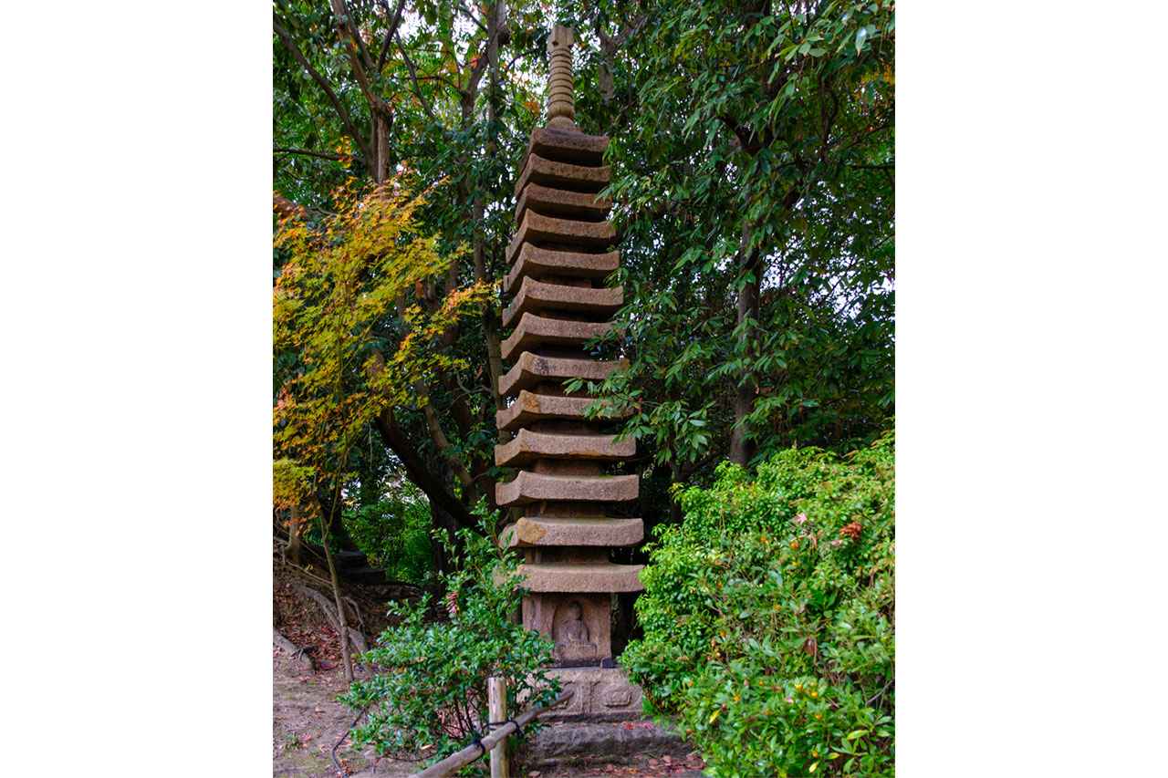 画像: 織田信長ゆかりの「十三重の石塔」。明治時代に世に出たものを寺田利吉が入手し、庭園内に据えた