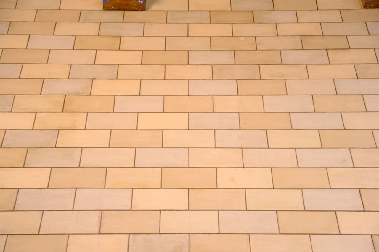 画像: タイルと見紛う壁材は実は木材。三色の塗り分けによって豊かな表情を生み出している