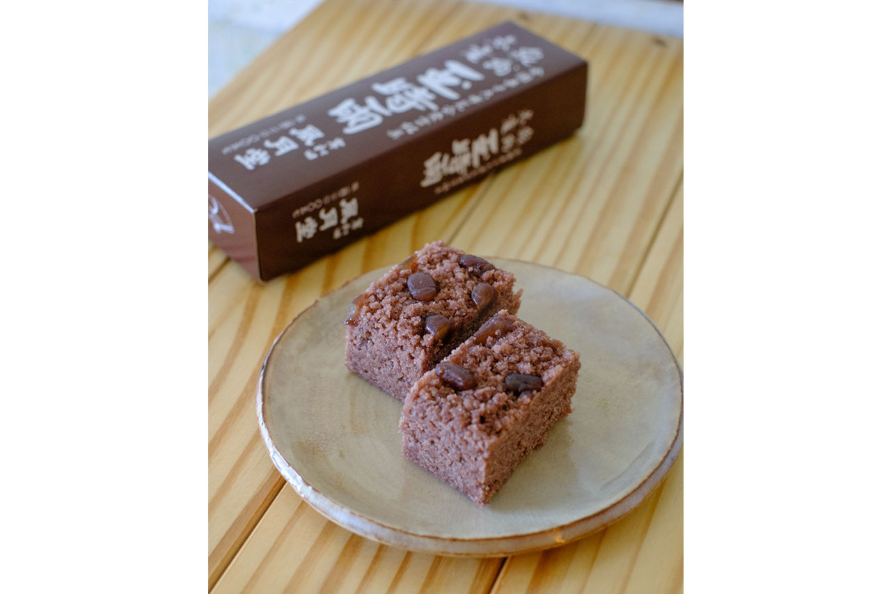 画像: 砂糖と米粉を使い大粒の小豆が上に乗る蒸し菓子。しっとりとした口当たりが心地よい、やさしい味わい