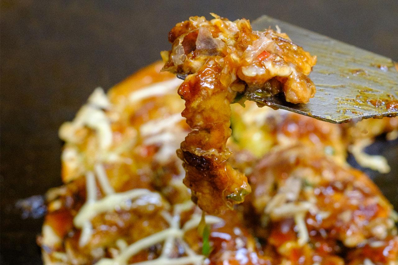 画像: 親鳥を噛みしめながら広がる旨味を味わう。キャベツの甘みやソースのコクに負けない存在感