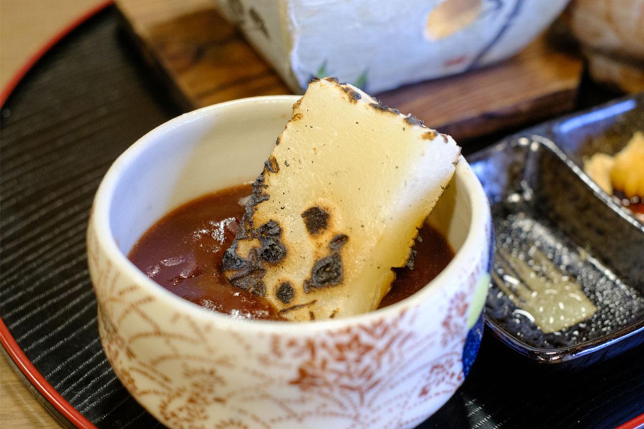 画像: 餅を炙る楽しさに加え、香ばしい餅のおいしさを楽しむ