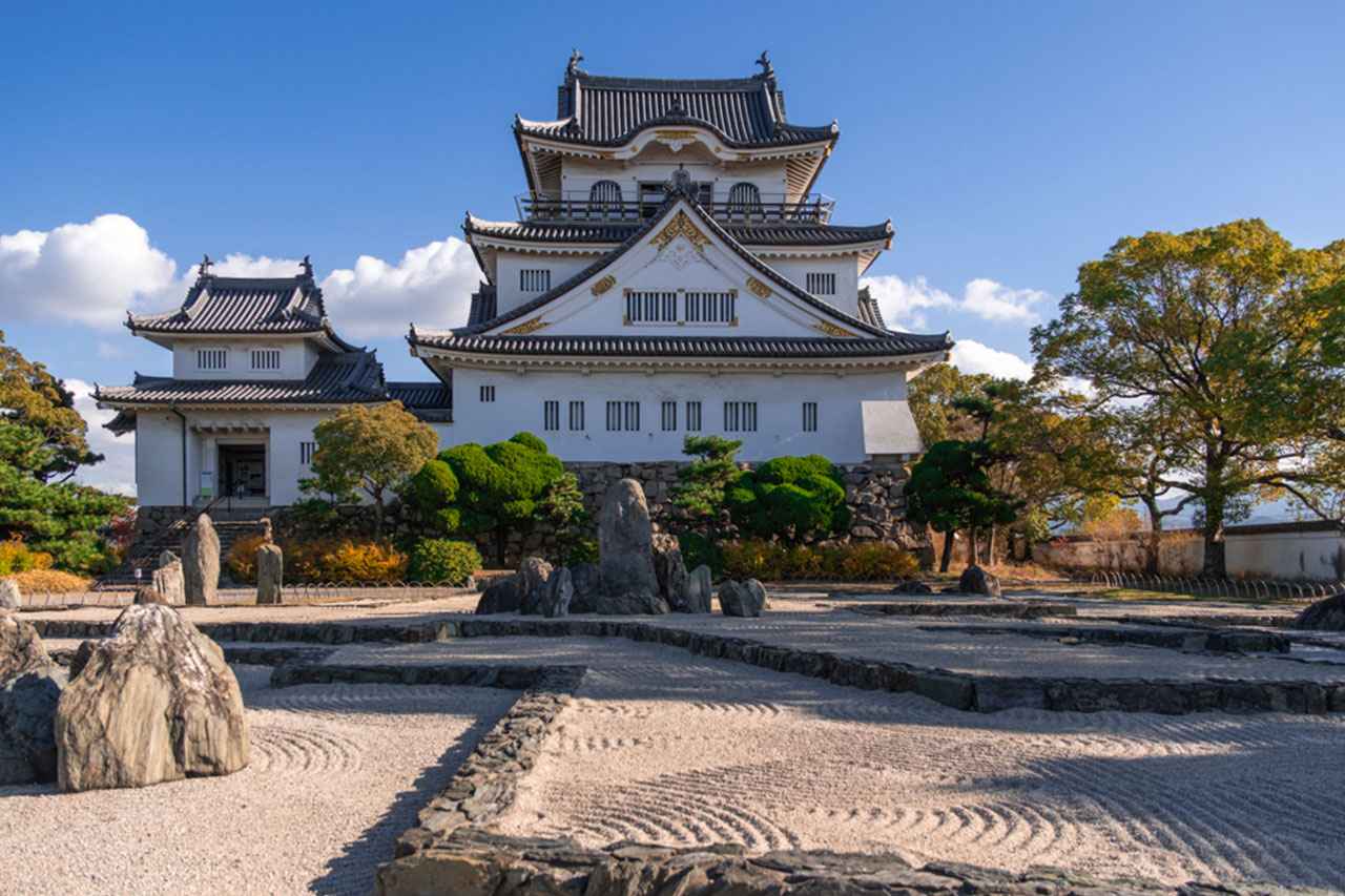 画像: 城内には、重森三玲が設計・作庭した回遊式枯山水庭園「八陣の庭」が広がる