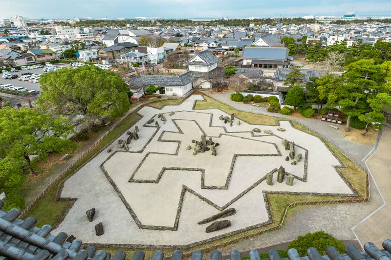 画像: 俯瞰の景観をも意識したとされる重森三玲。庭は、天守閣から眼下に望める