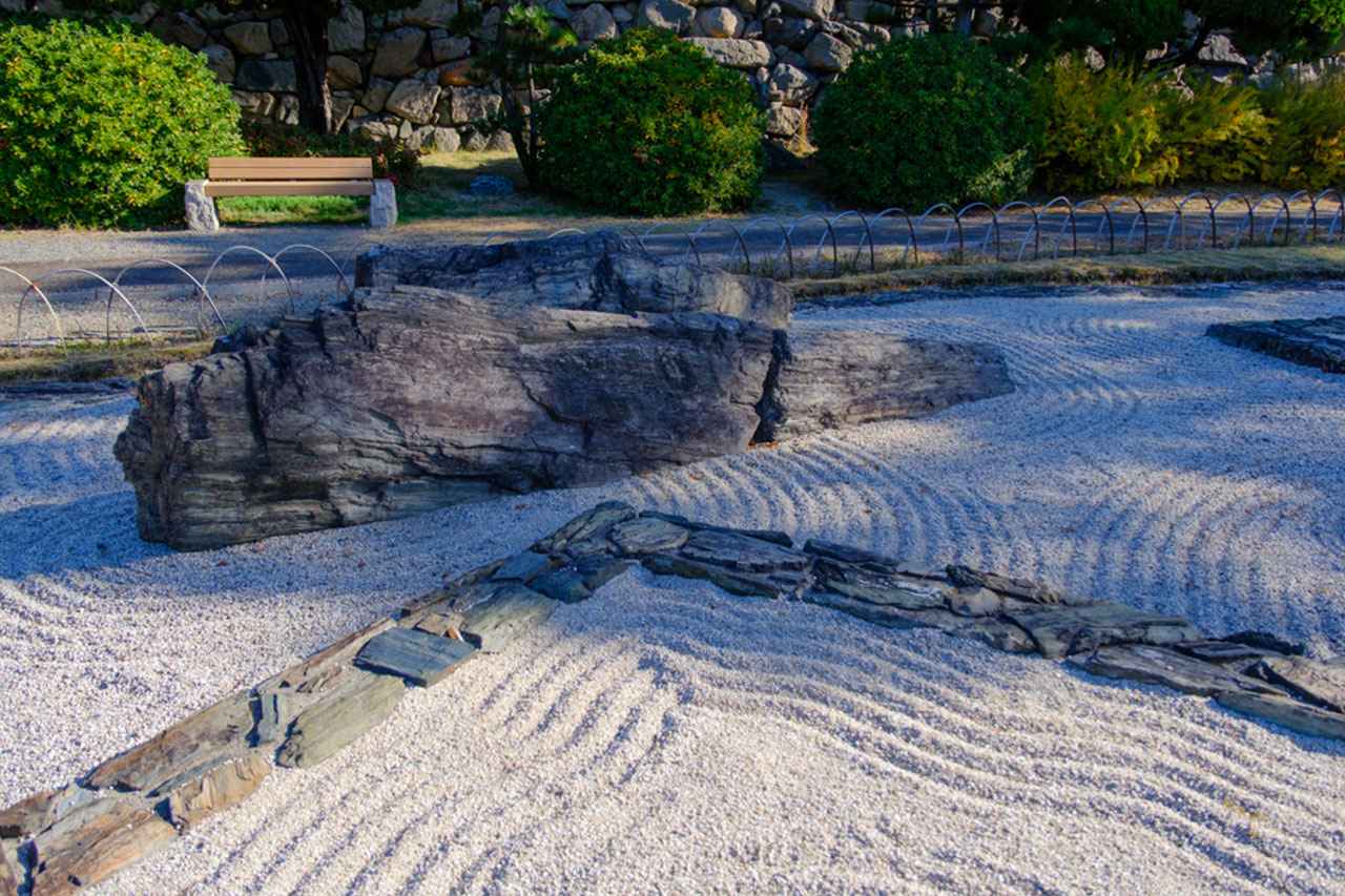 画像: 現在庭内に入ることはできないが、本来は縁石を通って、それぞれの石を近くで眺められるような回遊式の造り