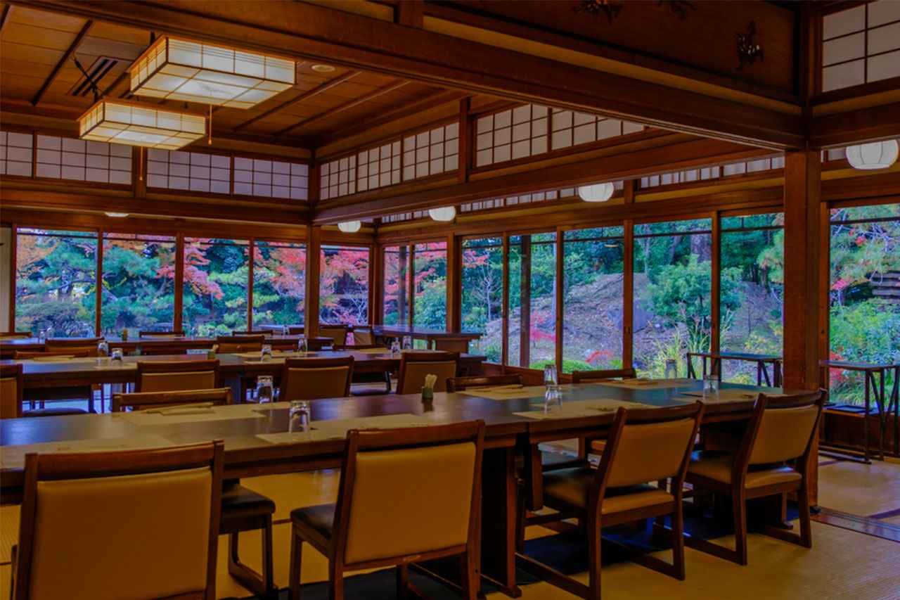 画像: 庭は座敷からの眺めを重視した設計。訪問時は紅葉した木々に迎えられた