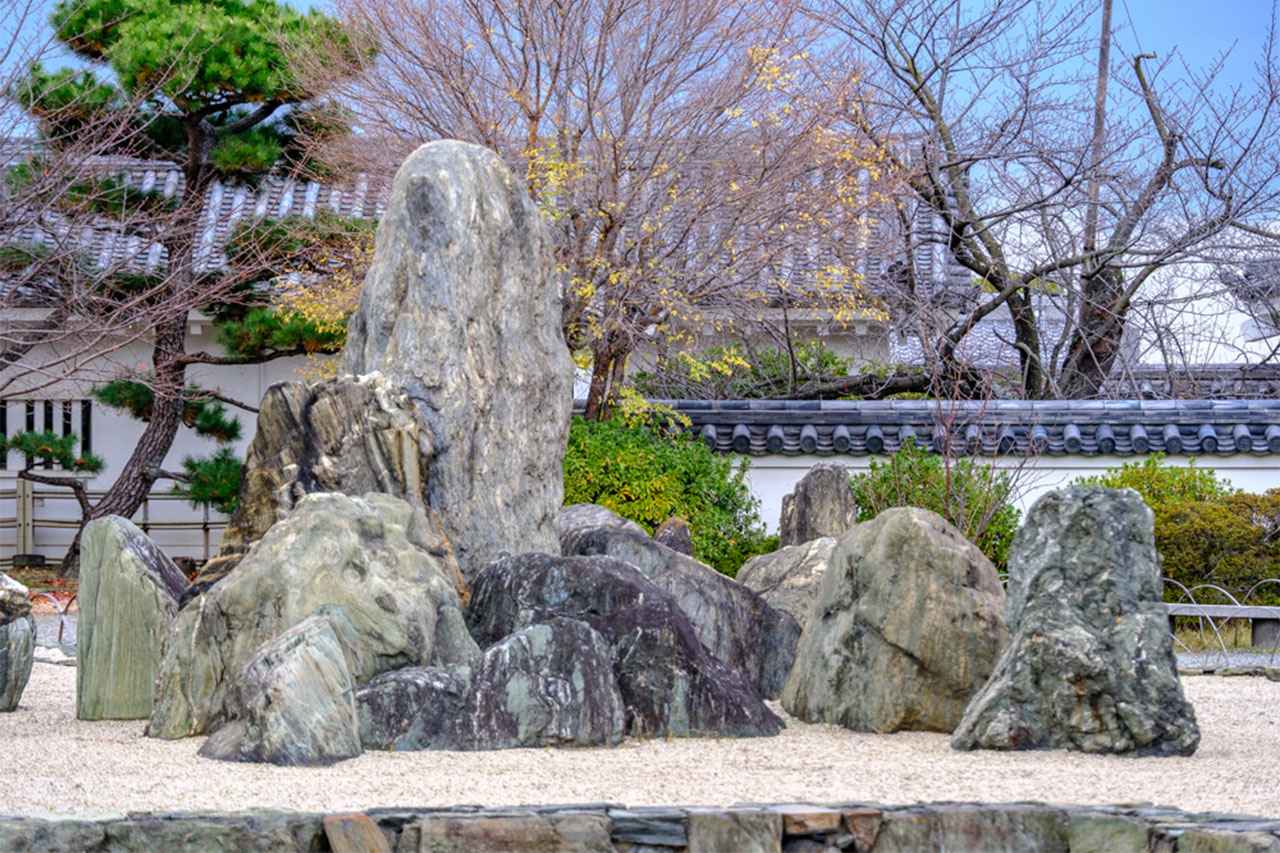 画像: 大将にあたるとされる景石。和歌山県沖ノ島の緑色片岩などが使われる