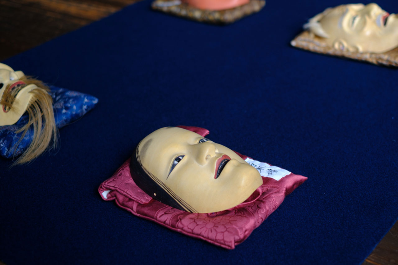 画像: 現在でも飲食店が休みの日には、能の練習が行われている。発表や公演で今も使われる現役の舞台だ