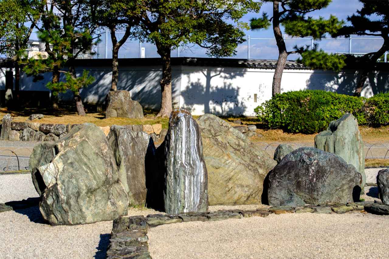 画像: 八陣法で「虎」、陰陽五行思想では「白虎」にあたる石。縞模様によってその姿が表現されている