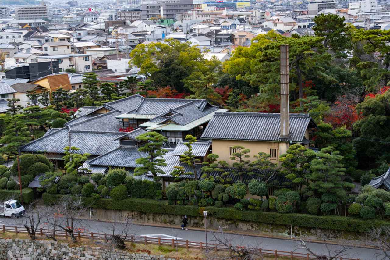 画像: 城から見下ろすと、五風荘の敷地の広がりがひときわ印象に残る