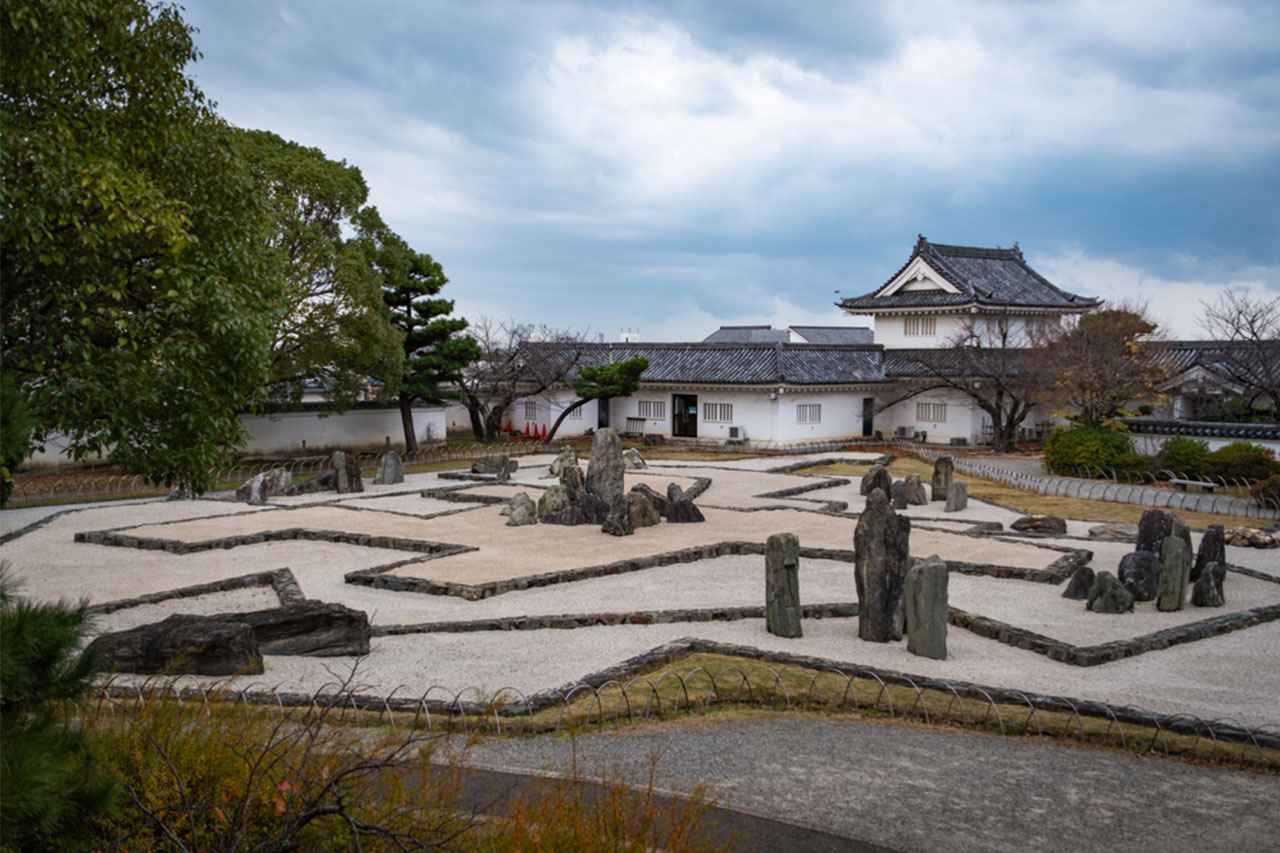 画像: 八か所に石を配し、直線的な縁石が折れながら幾何学的な模様を刻む