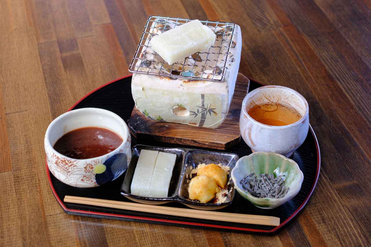 画像: 公諷庵はカフェタイムやランチタイムに利用され、奥にあるよもぎ蒸しやピラティスのサロン「MYOJUNKA」の腸活ドリンクやケーキも提供されている