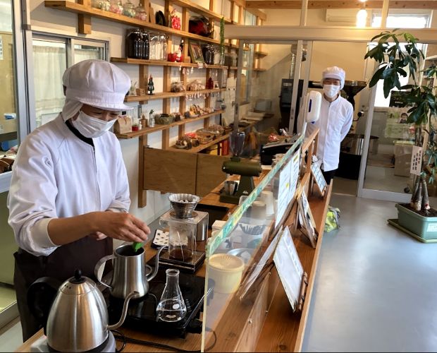 画像: 丁寧にドリップしながらも終始笑顔で対応してくれるスタッフの方々