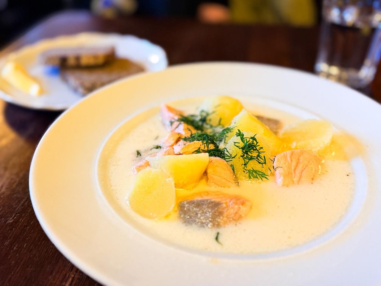 画像4: 「Café Engel」で名物のサーモンスープを味わう