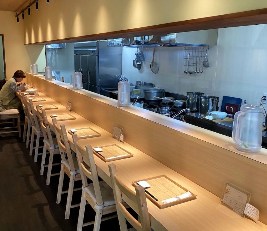 画像: 和食店のような店内はカウンターのみ