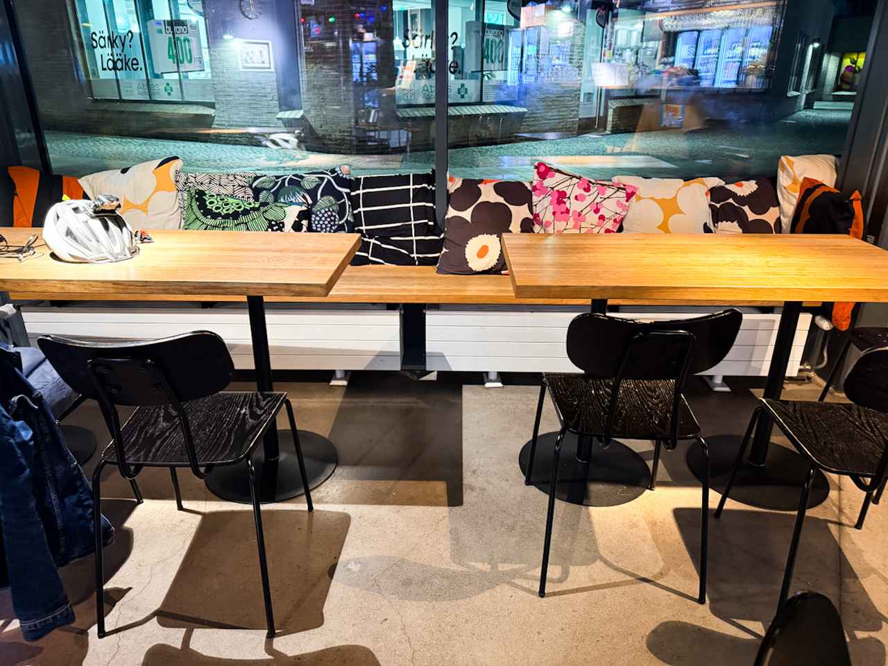 画像: 店内に並ぶクッションもマリメッコなどの北欧デザイン