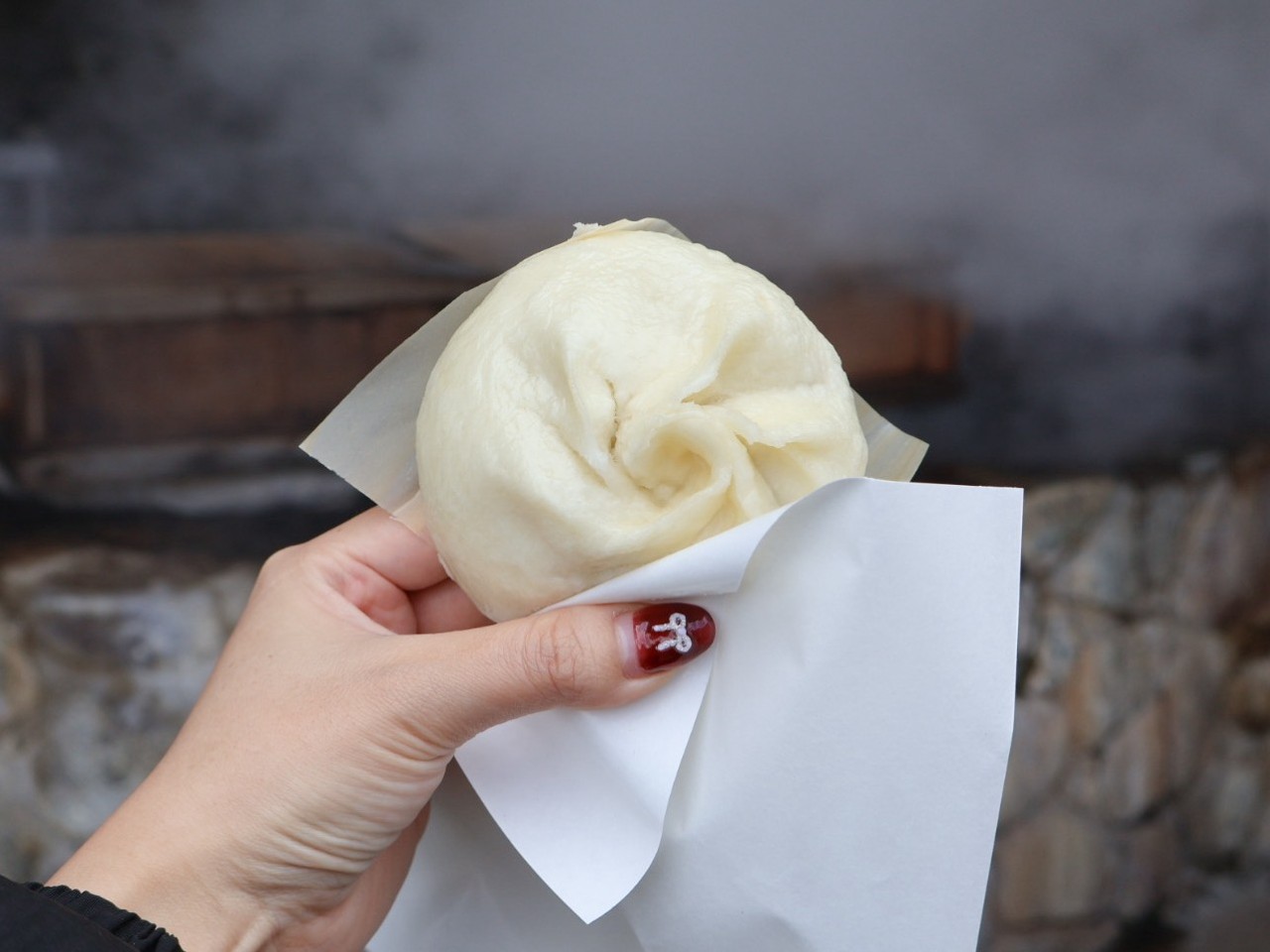 画像2: 【冠地どりまんじゅう】蒸気に誘われる“地獄まんじゅう”「ひと休み こびり」