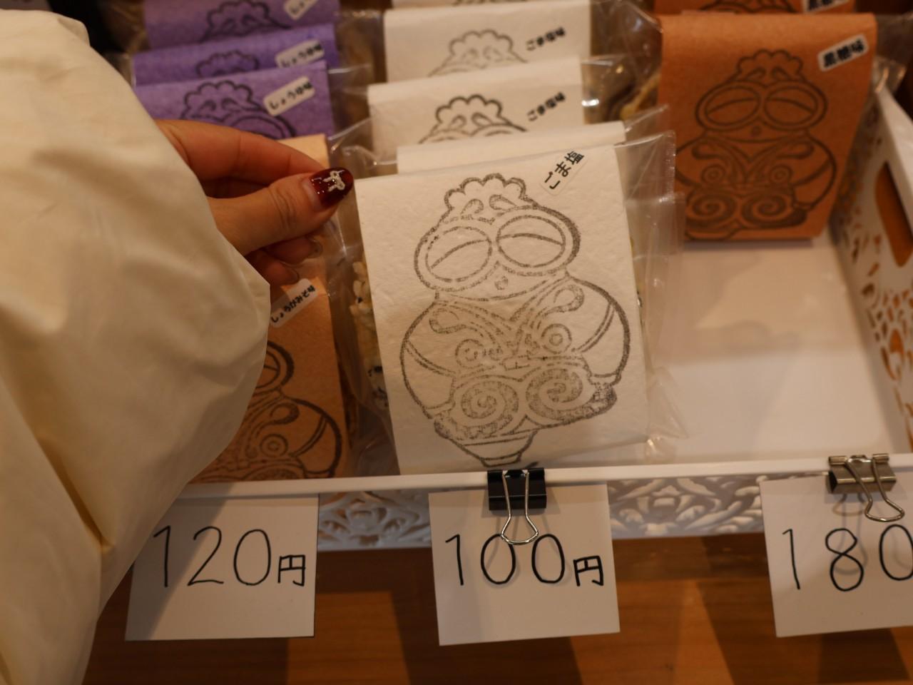 画像: 木造駅観光案内所売店では土偶をモチーフにしたお土産が販売されている