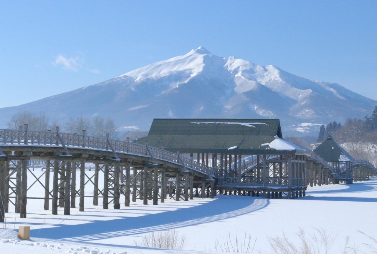 画像: 晴れた日の「鶴の舞橋」