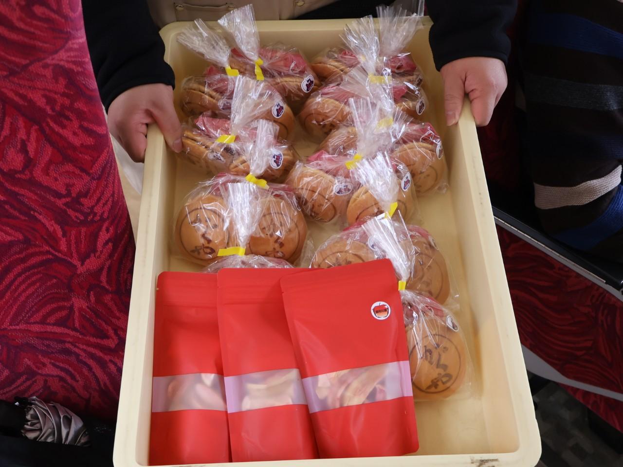 画像: 地元の方が特産品を販売する「ふれあい販売」