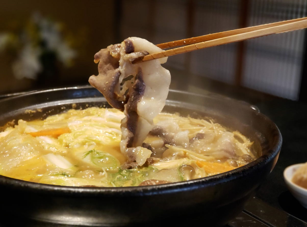 画像1: 【ぼたん鍋】部位の違いを独自の栗入り味噌つゆで楽しめる「如月庵」