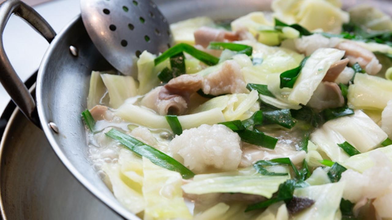 画像1: 【もつ鍋】酢醤油で味わう水炊き風が斬新な「もつ幸」