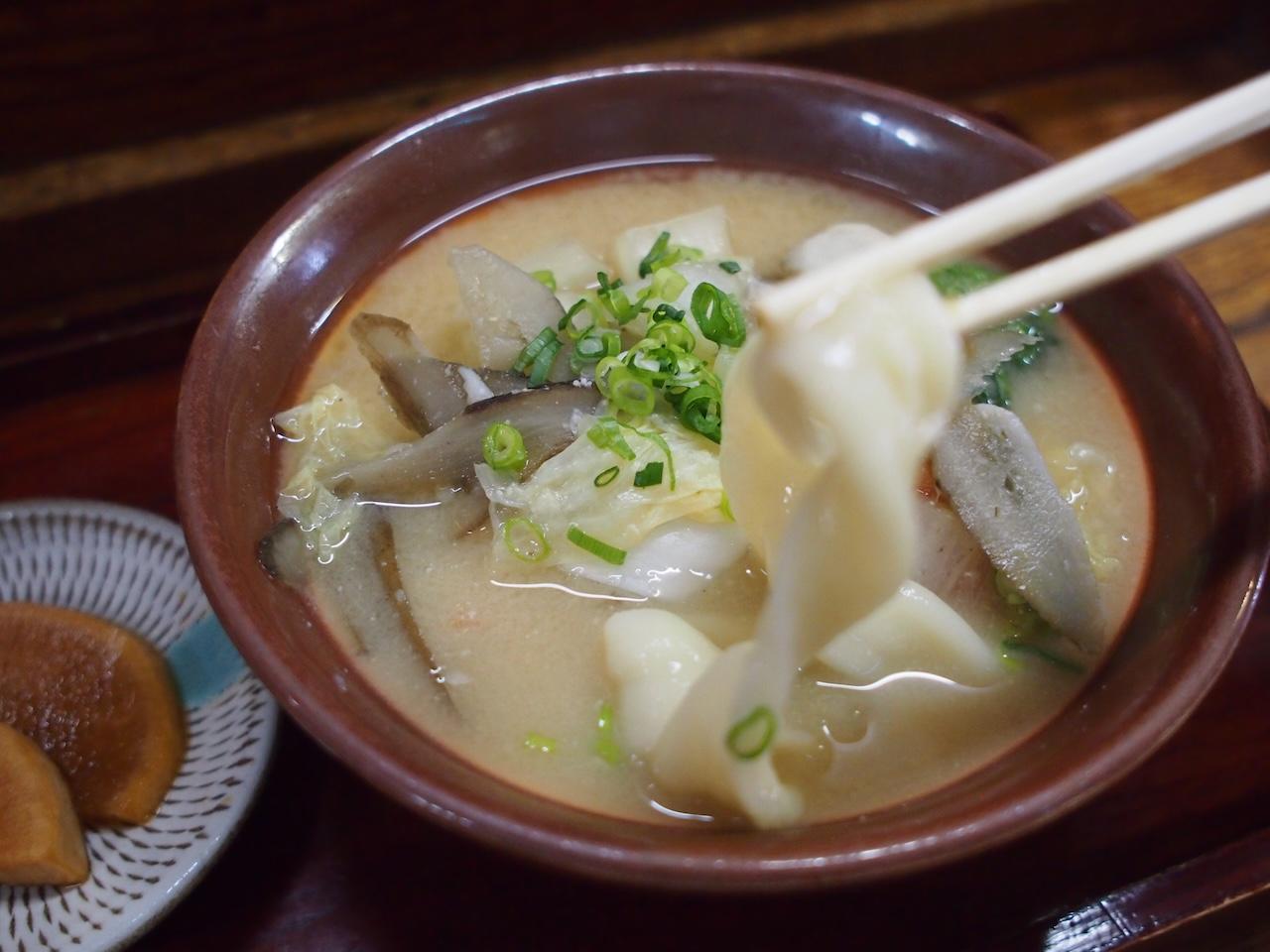 画像1: 【だんご汁】自家手延べのもちもち食感が合わせ味噌とマッチ。「甘味茶屋」