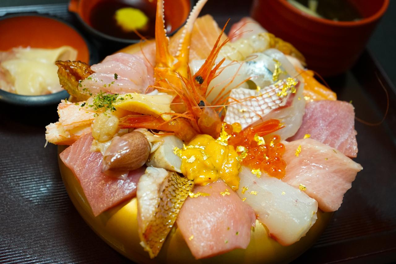 画像: 近江町市場おすすめ食べ歩きマップ。海鮮丼から金沢名物まで人気グルメ10選