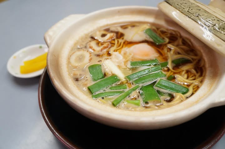 画像1: 【鍋焼きラーメン】甘味満点のスープに細麺が絡む「まゆみの店」