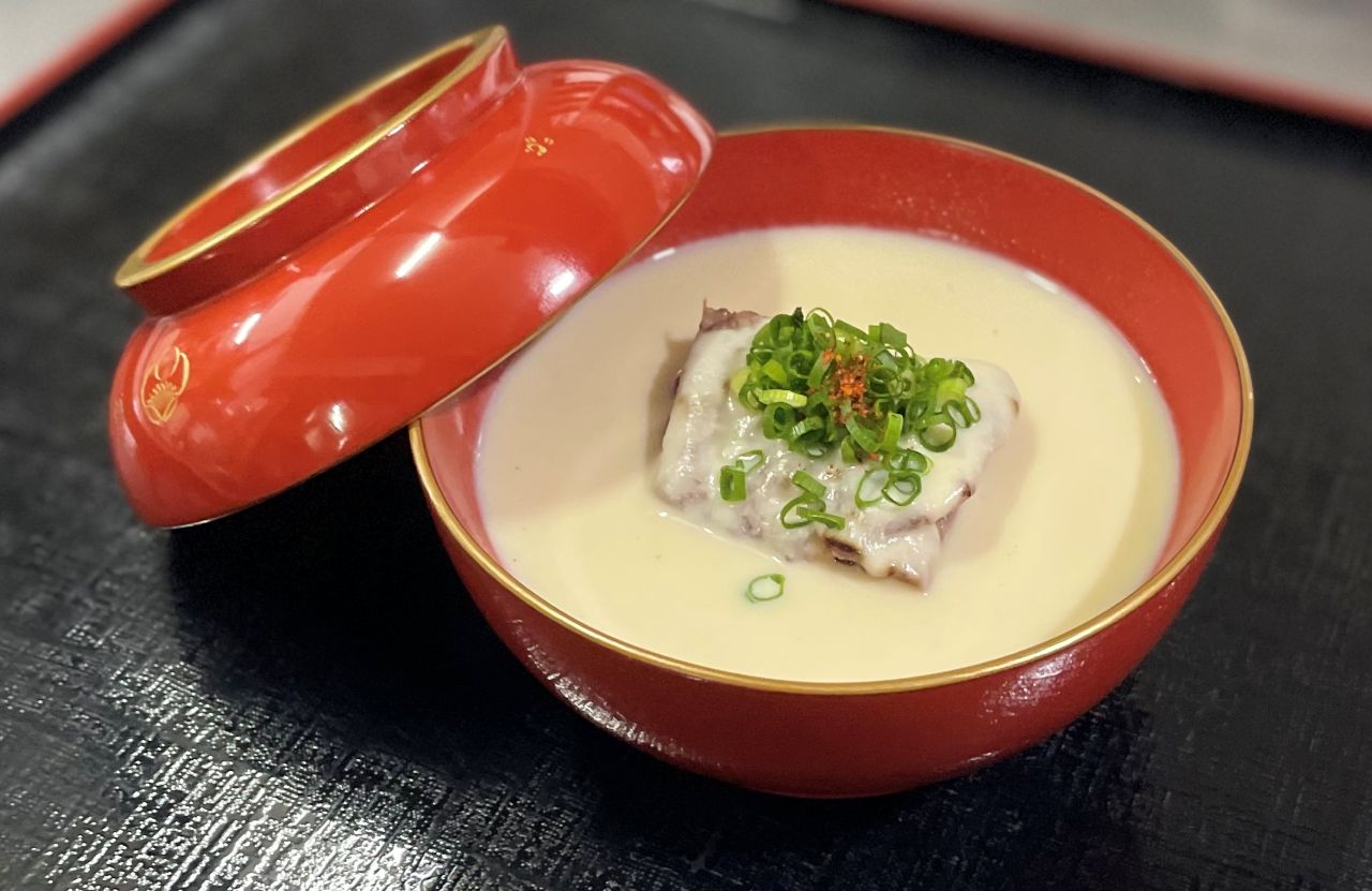 画像1: 【すったて鍋（汁）】飛騨牛などの贅沢な味をお椀仕立てで「料理宿 御母衣」