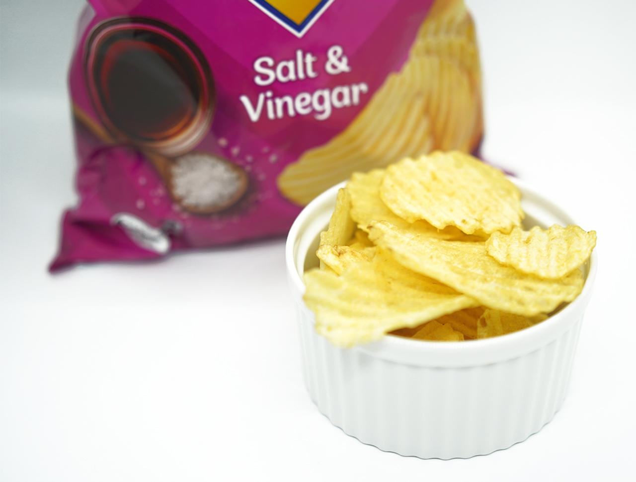 画像: クセになる酸っぱさ「ソルト・アンド・ビネガー」味のポテトチップス」