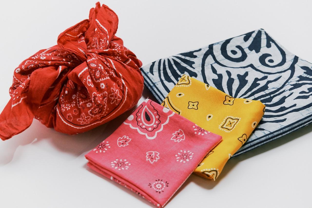 画像: スカーフ&風呂敷は“包む・持つ・着る”の三役