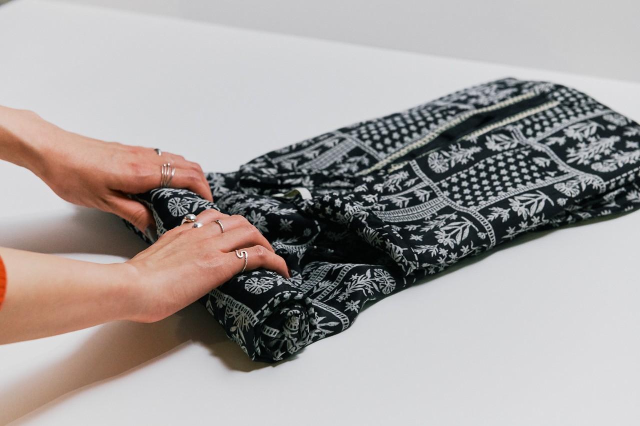 画像: 丸めるときは、目に入りやすい胸元はできるだけシワができないよう、裾側から丸めていくのがポイント