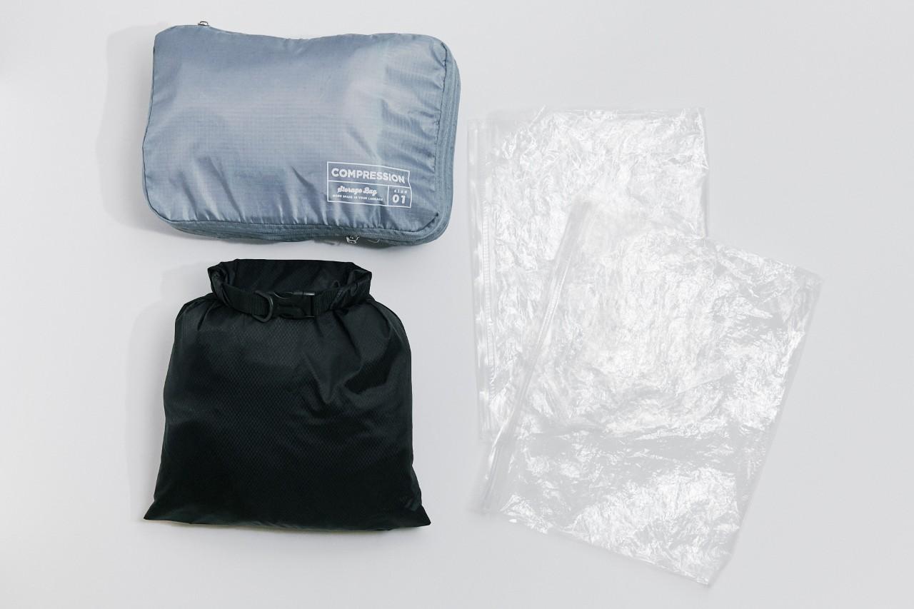 画像: 登山用の圧縮袋と、大きめのジッパーバッグ