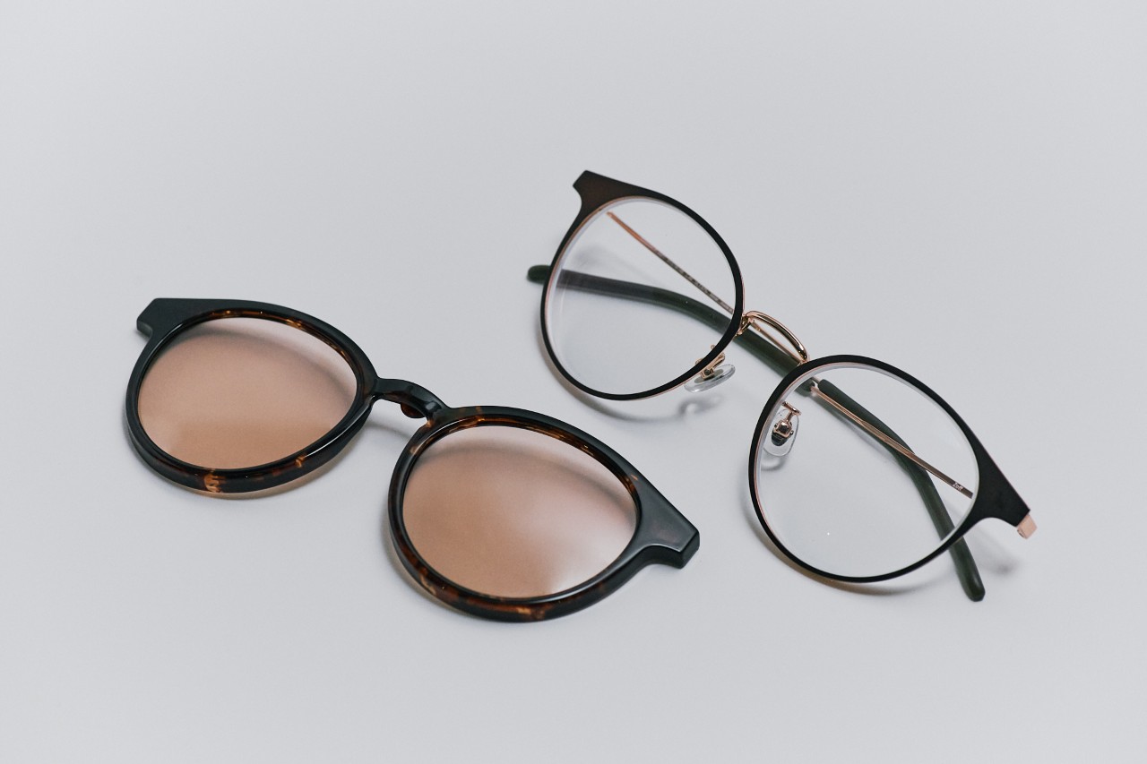 画像: ワンタッチで取り外しができる、着脱式のサングラス