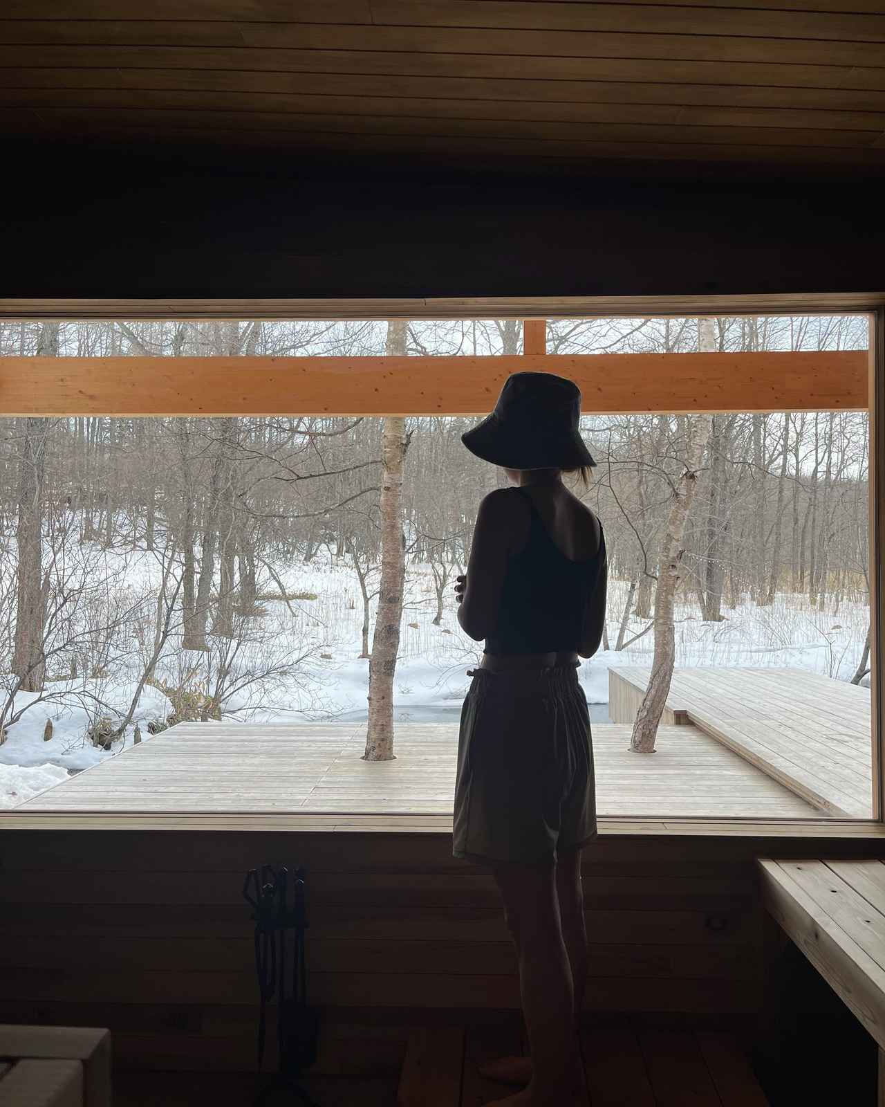 画像: サウナ室から外の景色