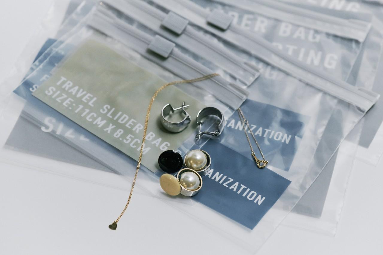 画像: アクセサリー類はジッパーバッグで小分けに