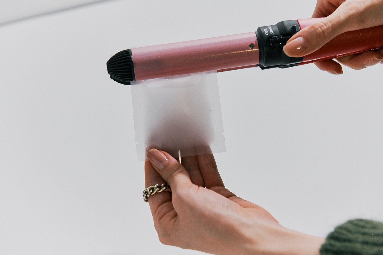 画像: アイロンやヘアアイロンで熱圧着できる小分けパック。しっかり密閉できるので漏れの心配がない