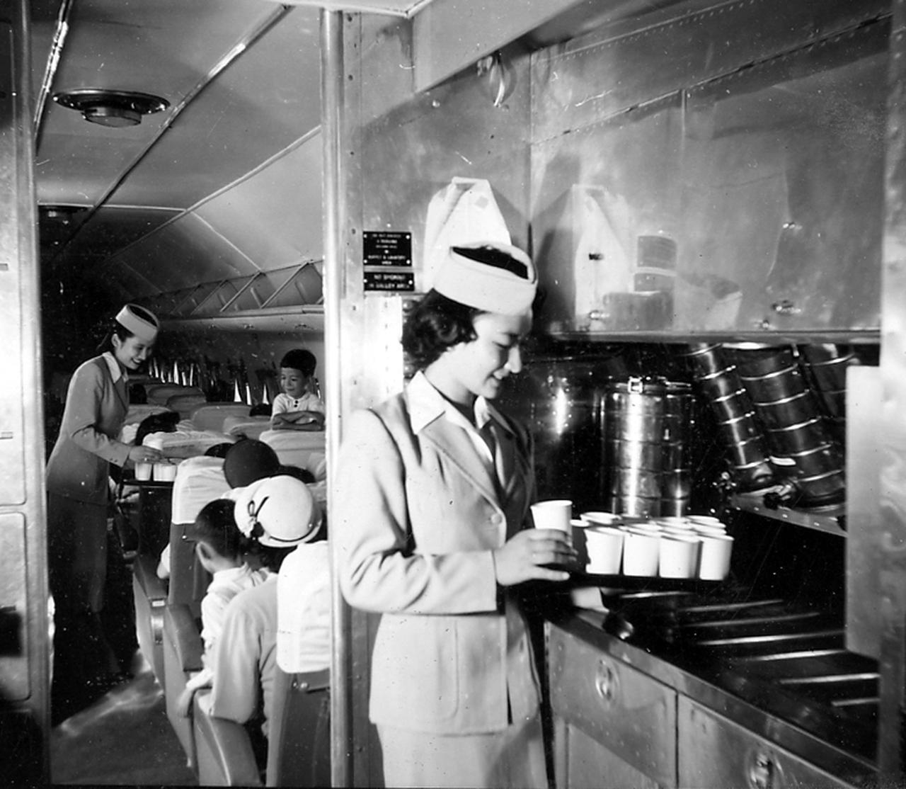 画像: 国内線の機内サービスの様子