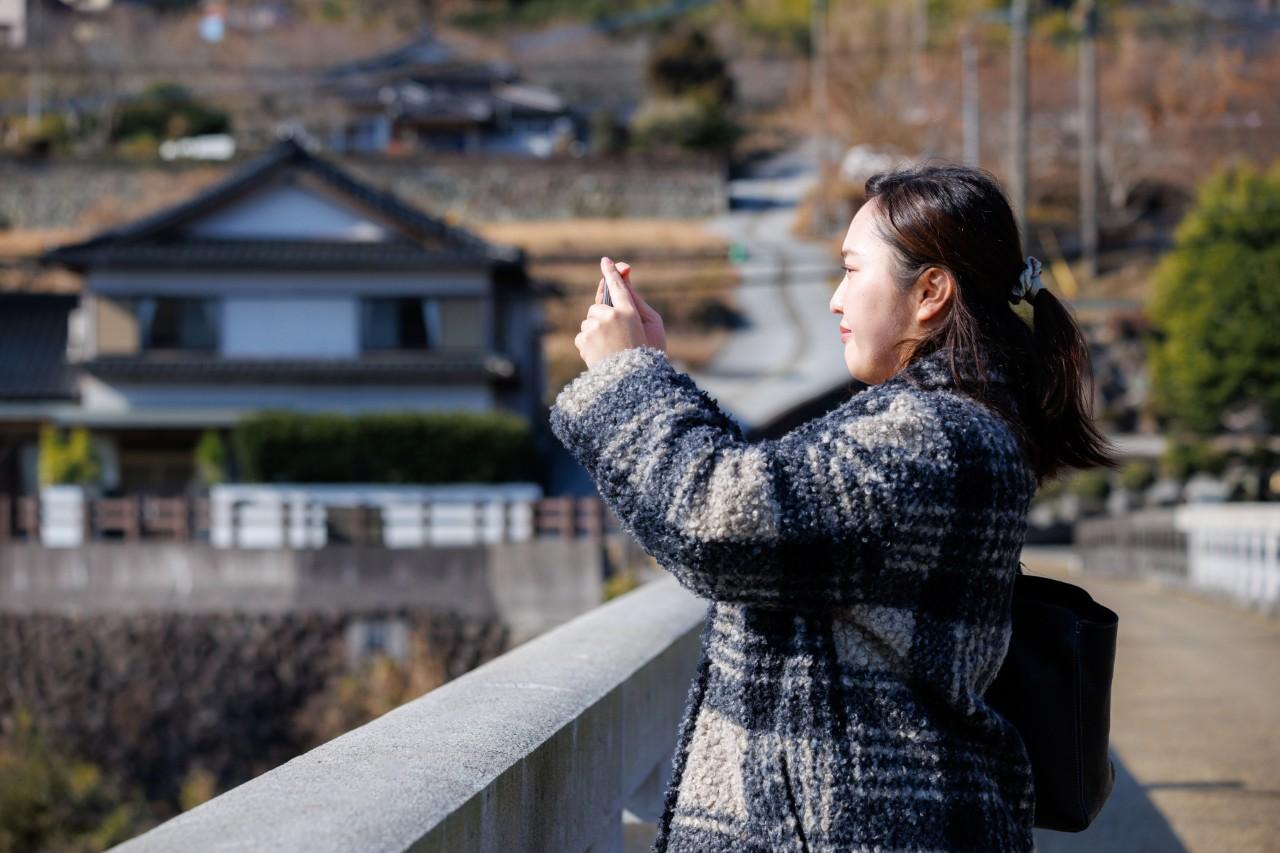 画像3: 渓谷美に溶け込んだ、レトロかわいい石橋で写真をパチリ