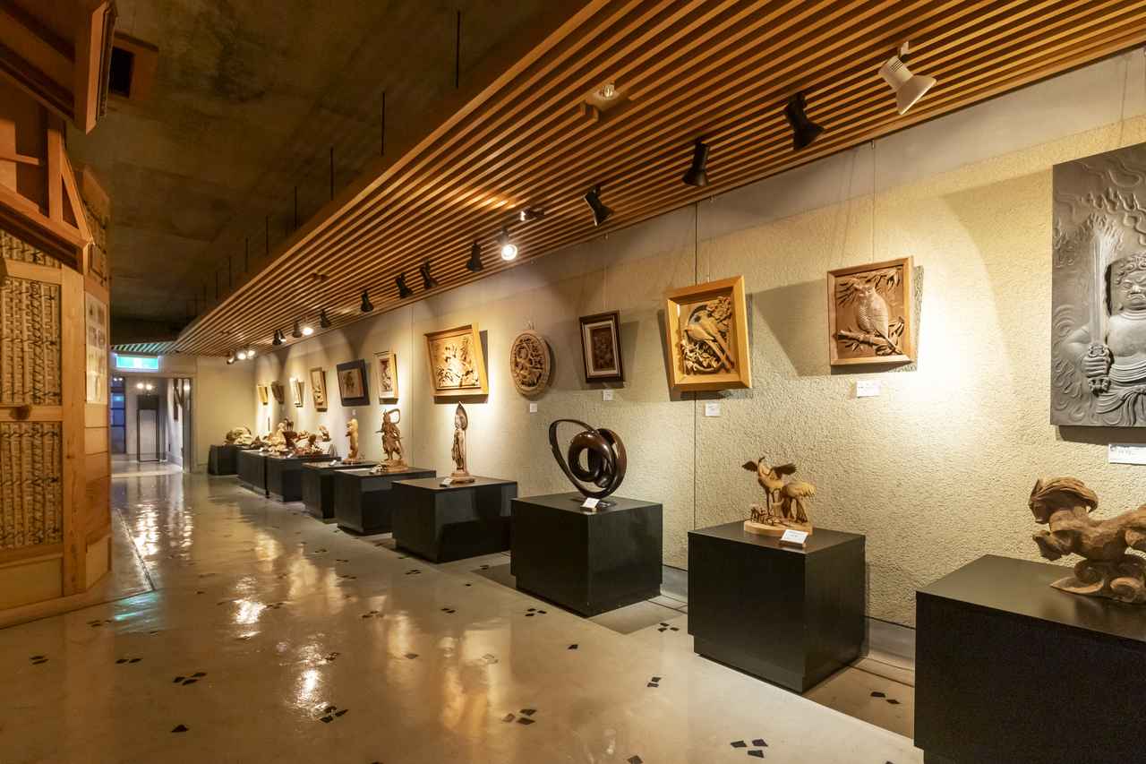 画像35: 「見渡す限り木彫刻のまち・日本遺産井波」で出会う匠の技と歴史 ─ 木彫刻美術館の伝統文化─