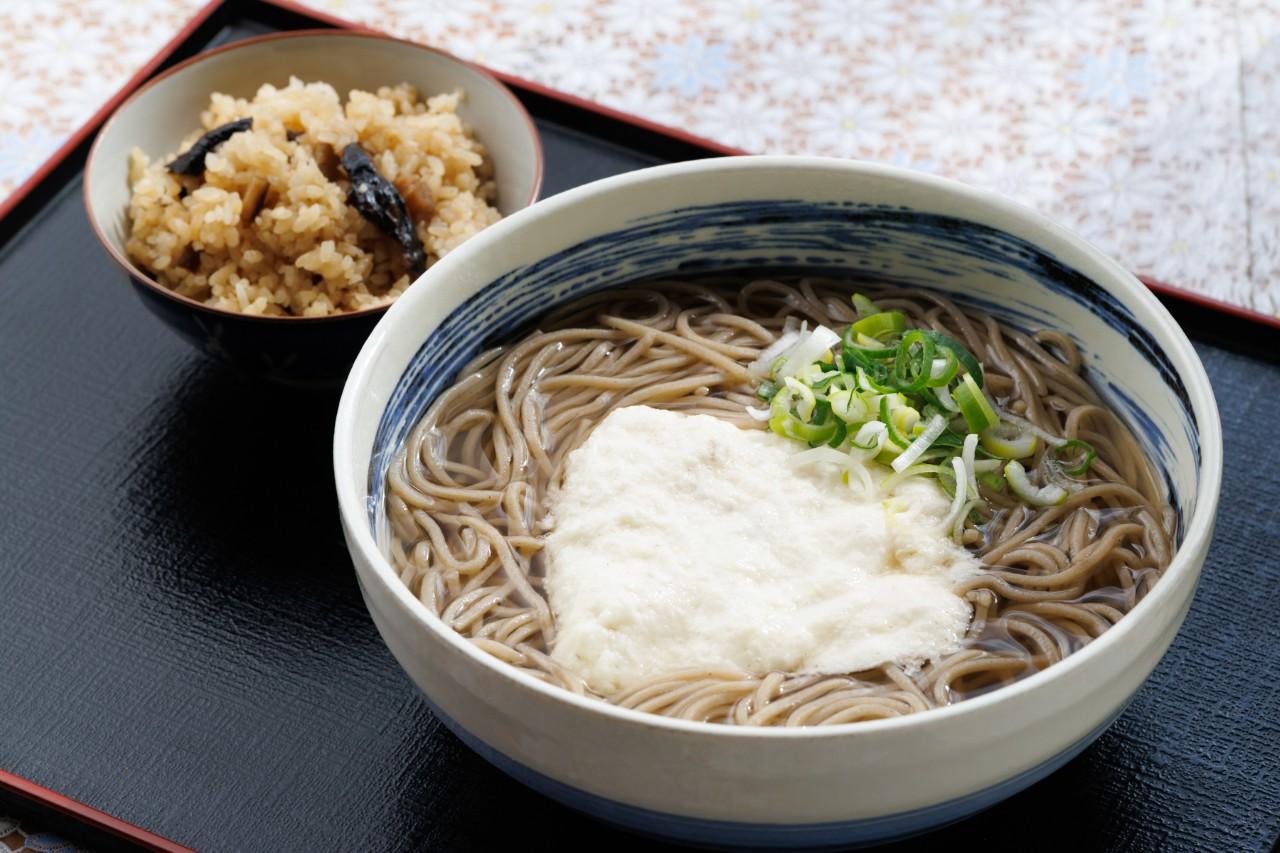 画像: 山かけそば(1,080円)と椎茸ごはん小(300円)