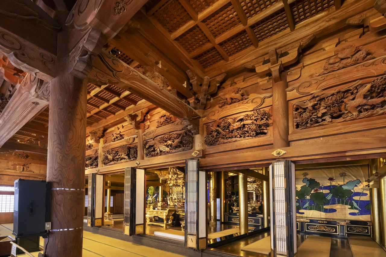 画像4: 「見渡す限り木彫刻のまち・日本遺産井波」で出会う匠の技と歴史 ─ 木彫刻美術館の伝統文化─