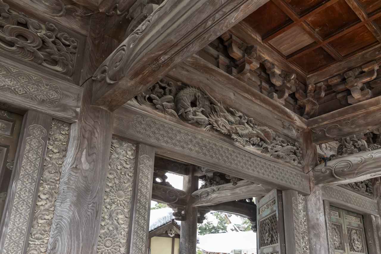 画像1: 「見渡す限り木彫刻のまち・日本遺産井波」で出会う匠の技と歴史 ─ 木彫刻美術館の伝統文化─