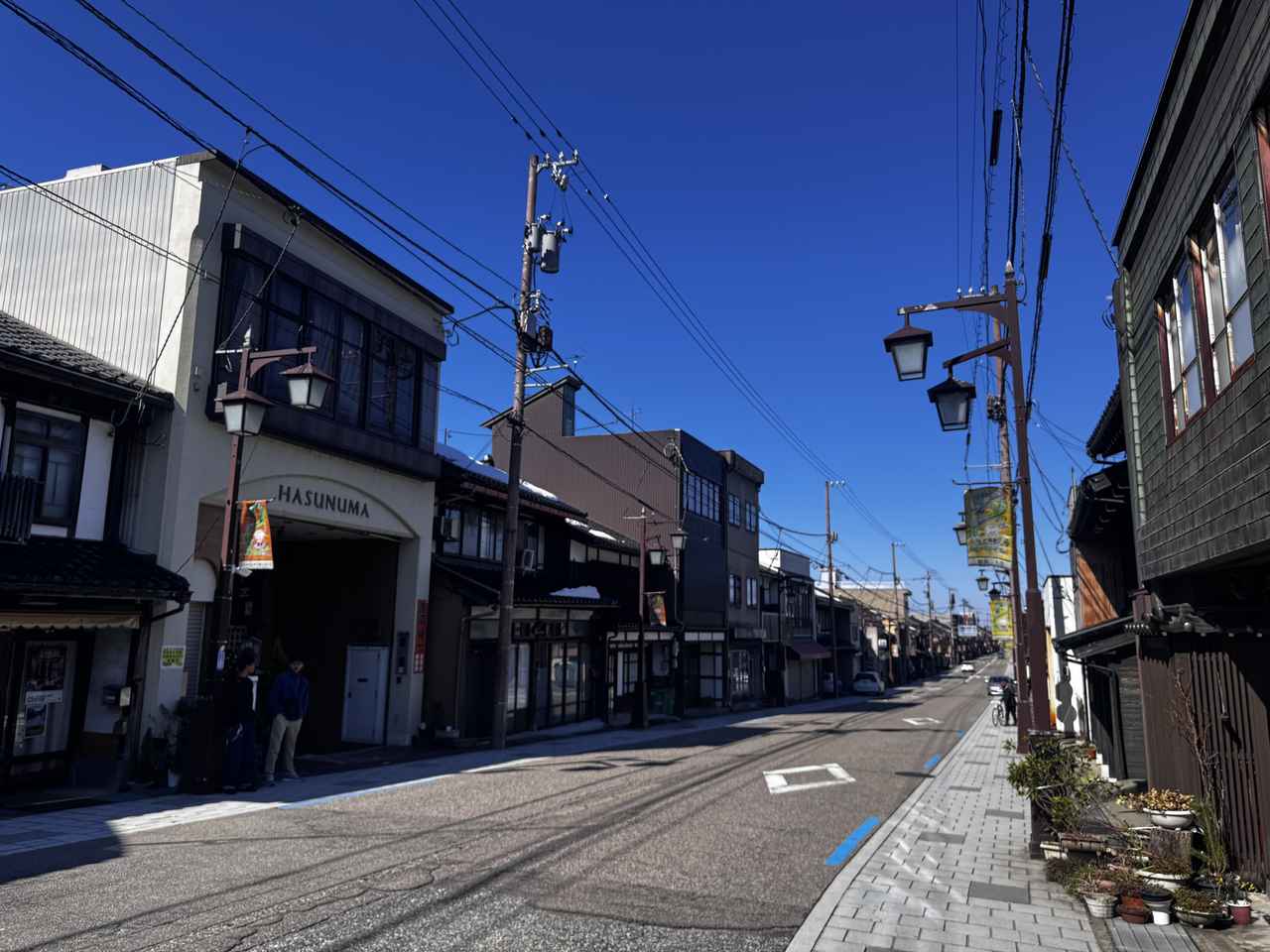 画像: 本町通りで町歩きを楽しむ