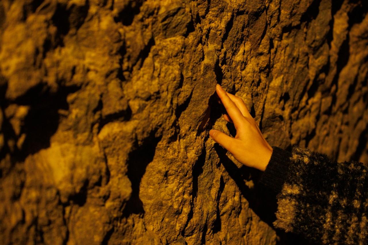 画像: 屏風のような岩壁と、江戸時代の手掘りの隧道